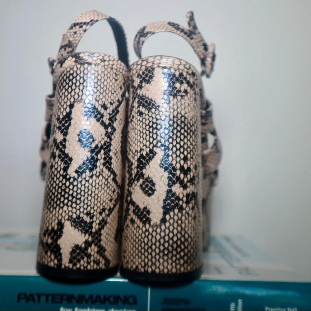 La Moda gray snake print platform heels - Picture 2 of 7